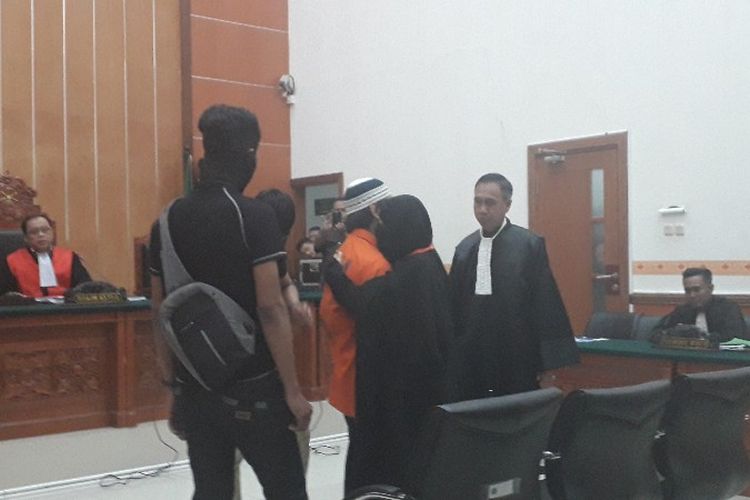 Terdakwa kasus teroris Wawan Kurniawan alias Abu Afif mendapat pelukan dari sang istri yang menantinya di bangku tamu dal ruang sidang utama Kusumah Atmadja Pengadilan Negeri Jakarta Barat pada Kamis (13/9/2018). 