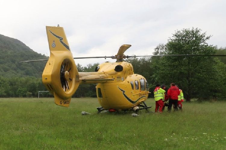 Pendaki korban sambaran petir di Skotlandia diangkut ke helikopter ambulans untuk diterbangkan ke rumah sakit.