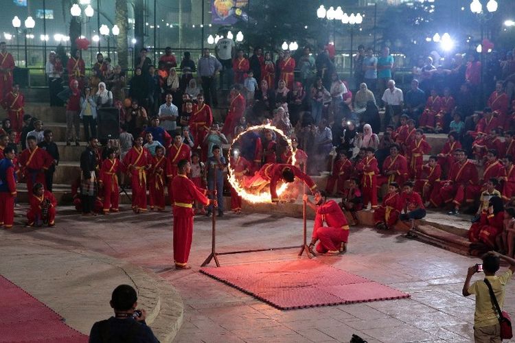 Atraksi loncat api dalam Festival Pencak Silat yang digelar oleh KBRI Kairo, Mesir, pada Sabtu (15/9/2018) di Algezira, Kairo. (KBRI Kairo, Mesir)