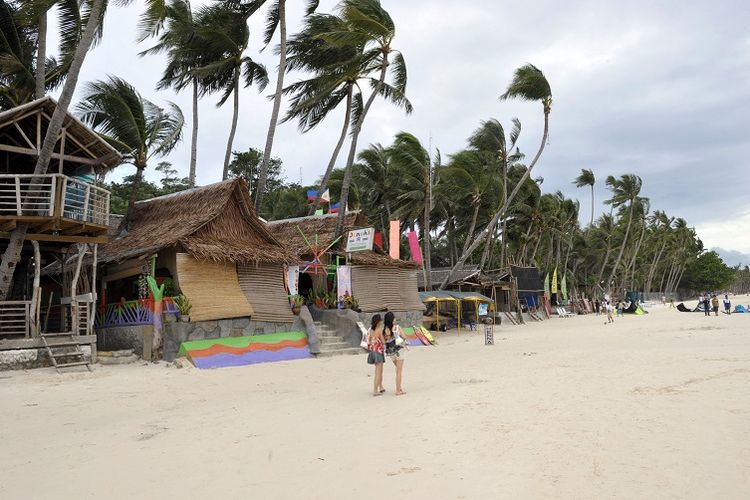 Pantai dengan pasir putih merupakan daya tarik utama Pulau Boracay, Filipina.