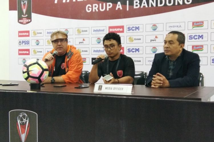 Pelatih PSM Makassar Robert Rene Alberts saat memberikan keterangan kepada media usia pertandingan kontra Persib, di Stadion Gelora Bandung Lautan Api (GBLA), Jumat (26/1/2018) malam. 