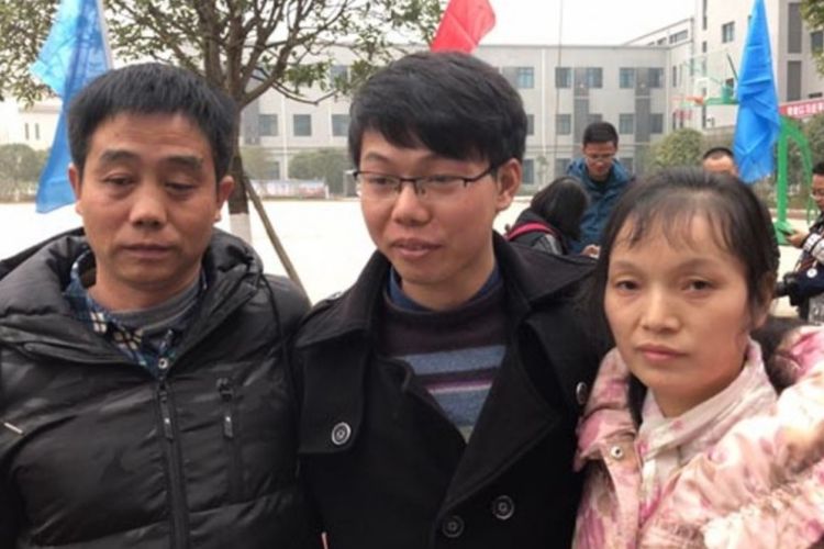 Salah satu korban penculikan, Zhang (tengah) berkumpul kembali dengan keluarganya setelah terpisah selama 20 tahun.
