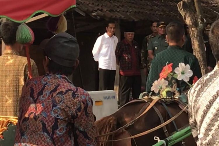 Presiden Joko Widodo meninjau langsung geladi kotor kirab pengantin Kahiyang Ayu dan Bobby Nasution di Jalan Letjend Soeprapto, Solo, Senin (6/11/2017).