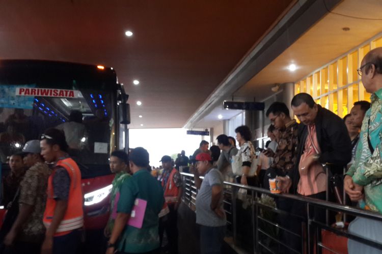 Sejumlah penumpang di Bandara Abdulrachman Saleh, Malang saat menunggu kedatangan bus penjemput untuk ke Bandara Juanda, Surabaya, Jumat (17/11/2017). Mereka harus dialihkan karena penerbangan di Bandara Abdulrachman Saleh terganggu cuaca buruk.