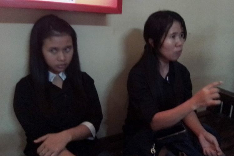 Sarah dan Dewi dua asisten rumah tangga Fransiskus Xaverius (FX) Ong (45), saat berada di Polresta Palembang, usai dimintai keterangan, Rabu ( 24/10/2018).