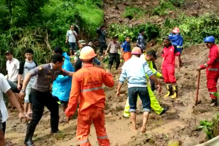 Tim SAR gabungan dibantu TNI dan Polri berusaha menembus akses yang terputus menuju sejumlah titik longsor yang masih terisolir di Kabupaten Gowa, Sulawesi Selatan. Kamis, (24/1/2019).