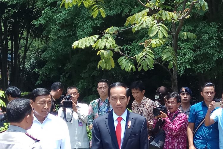 Presiden Jokowi Widodo usai membuka kegiatan Apel Kepala Satuan Wilayah (Apel Kasatwil) Polri tahun 2017. Apel akan berlangsung selama 9-11 Oktober 2017 yang bertempat di Akademi Kepolisian RI, Semarang, Jawa Tengah, Senin (9/10/2017).