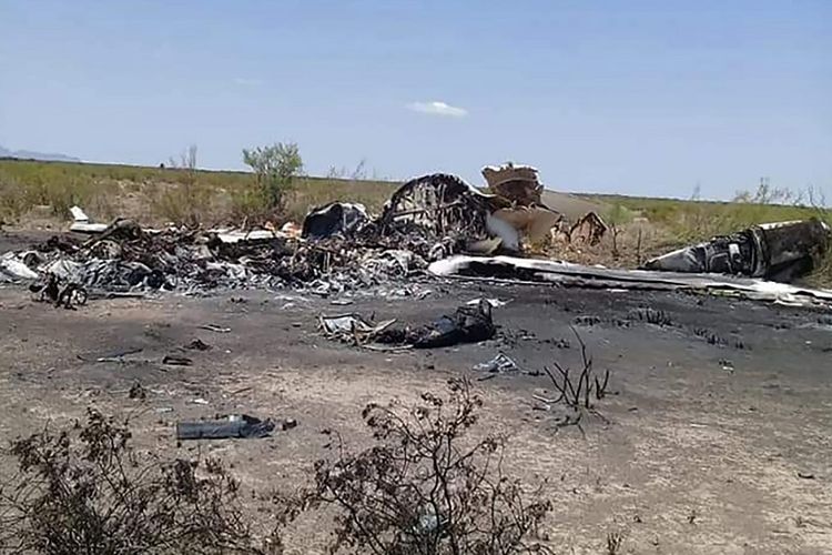 Foto yang dirilis Dinas Perlindungan Sipil Meksiko, yang menunjukkan lokasi jatuhnya pesawat jet yang sedang dalam perjalanan dari Las Vegas menuju Meksiko, Minggu (5/5/2019).
