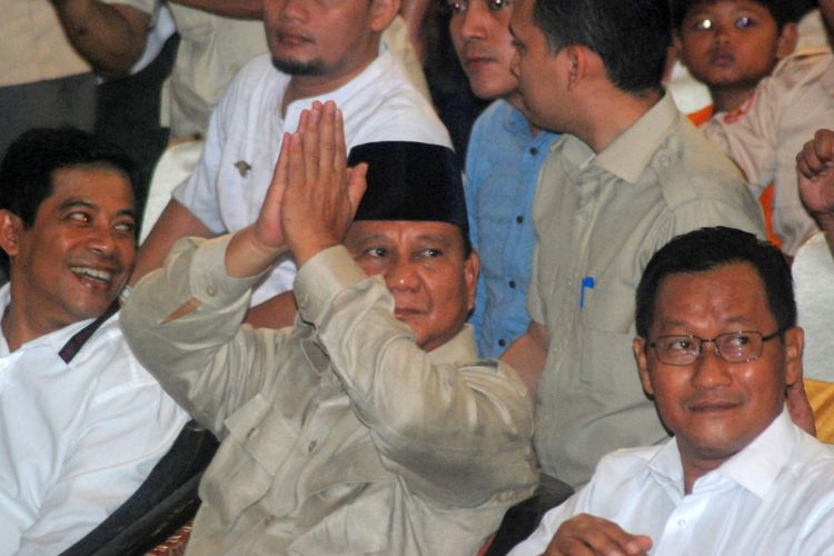 Capres nomor urut 2 Prabowo Subianto (tengah) menyapa para pendukungnya saat menghadiri Dialog Kebangsaan di GOR Kota Mojokerto, Jawa Timur, Minggu (24/2/2019). Prabowo berdialog dengan pengurus dan anggota Asosiasi Petani Tebu Rakyat Indonesia (APTRI). ANTARA FOTO/Syaiful Arif/ama.