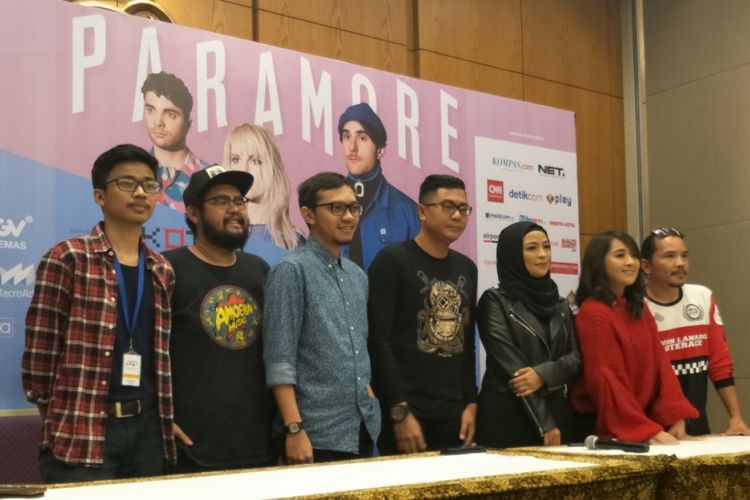 Perwakilan tim promotor (bagian kiri) dan grup band KotaK (bagian kanan) dalam konferensi pers konser Paramore di ICE BSD City, Tangerang, Jumat (24/8/2018). 