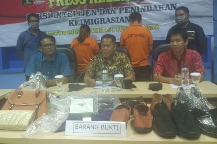 Dua WNA asal China (pakaian oranye) bersama barang buktinya saat diamankan petugas Kantor Imigrasi Kelas I  Makassar, Jumat (5/4/2019)