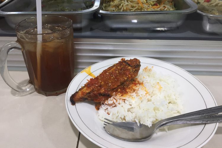 Makan di Warteg Jakarta Modal Rp10.000, Dapet Apa Aja Lauknya? - Semua