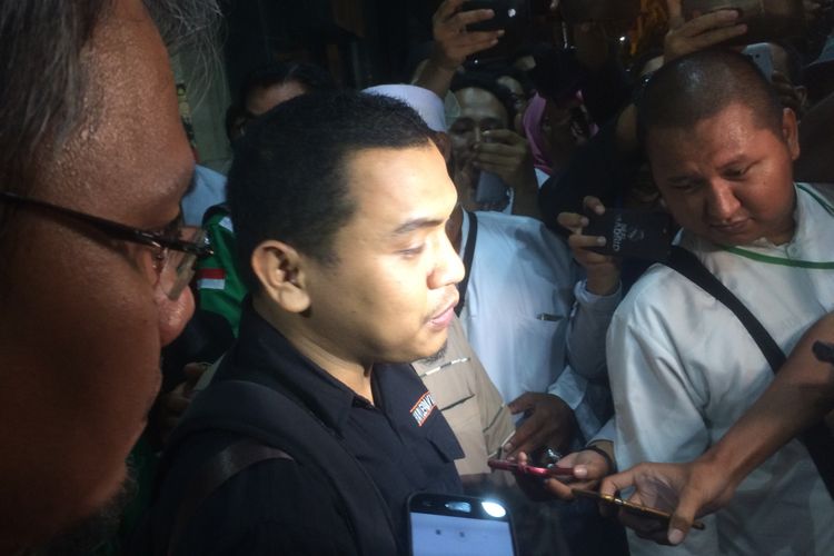pengacara Bahar bin Smith, Aziz Yanuar usai mendampingi kliennya diperiksa di Gedung Bareskrim Polri, Gambir, Jakarta Pusat, Kamis (6/12/2018).