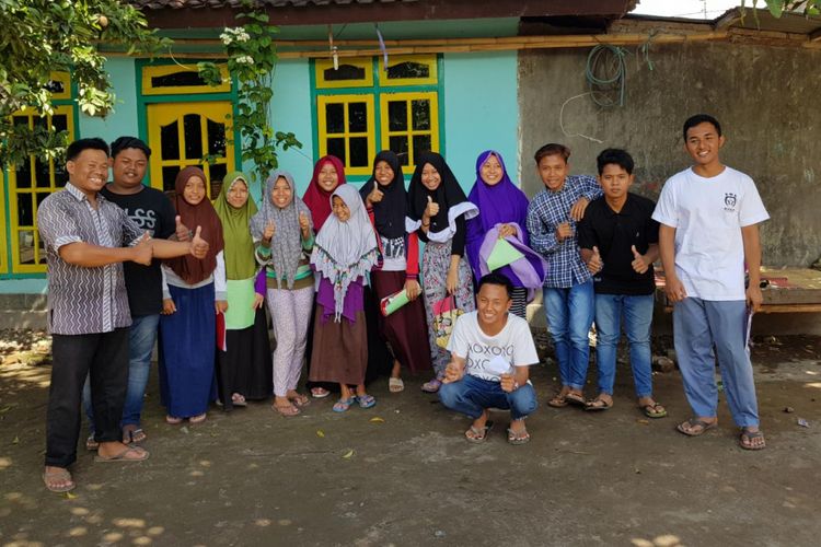 Kelompok belajar bahasa Inggris di Desa Jagaraga Indah, Lombok Barat, Nusa Tenggara Barat.