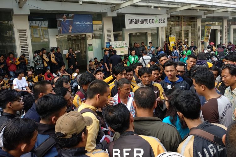 Ratusan pengemudi ojek Uber menyernu kantor Gojek di Sumarecon Bekasi, Kamis (29/3/2018)