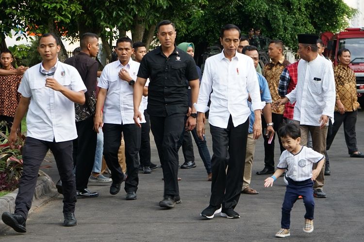 Presiden RI Joko Widodo (ketiga kanan) bersama cucunya Jan Ethes (kanan)  saat mengunjungi Gedung Agung Yogyakarta, Kamis (6/6/2019). Kunjungan tersebut menjadi rangkaian liburan Lebaran presiden di Yogyakarta. ANTARA FOTO/Andreas Fitri Atmoko/hp.