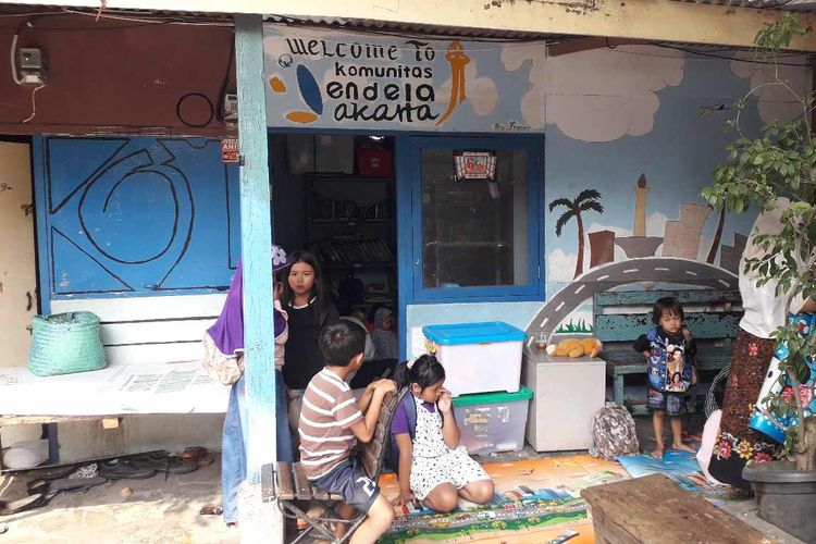 Komunitas Jendela Jakarta di Manggarai. Anak-anak bisa belajar sambil bermain, juga membaca buku-buku yang bervariatif.