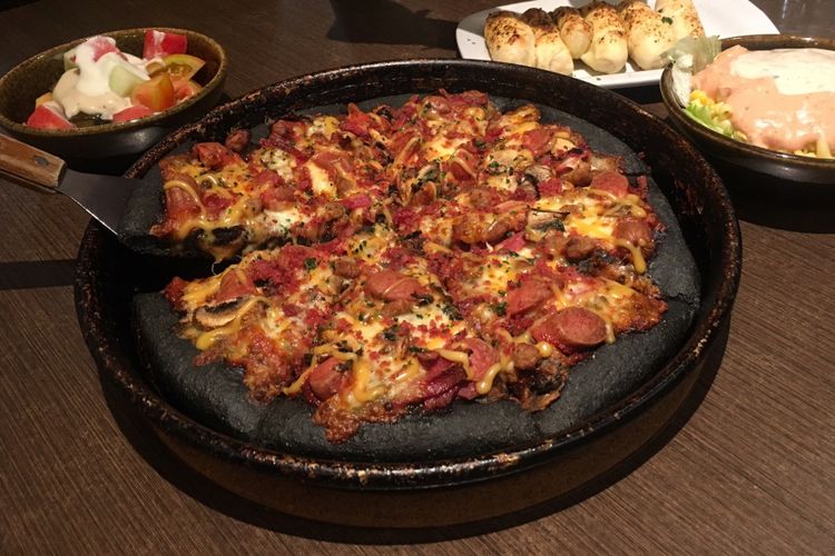  Menu Baru dari Pizza Hut Indonesia, Black Pizza Meat Monsta, di Pizza Hut Kota Kasablanka, Jakarta, Rabu (21/2/2018).