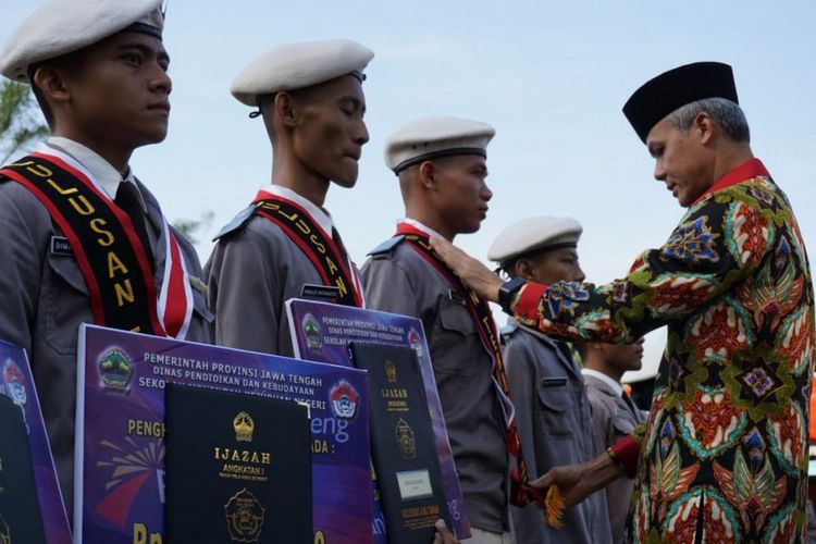 Gubernur Jateng Ganjar Pranowo mewisuda lulusan angkatan pertama SMK Jateng, belum lama ini. SMK Jateng merupakan sekolah yang dibuat oleh Gubernur Jateng yang diperuntukkan khusus untuk menampung siswa kurang mampu.