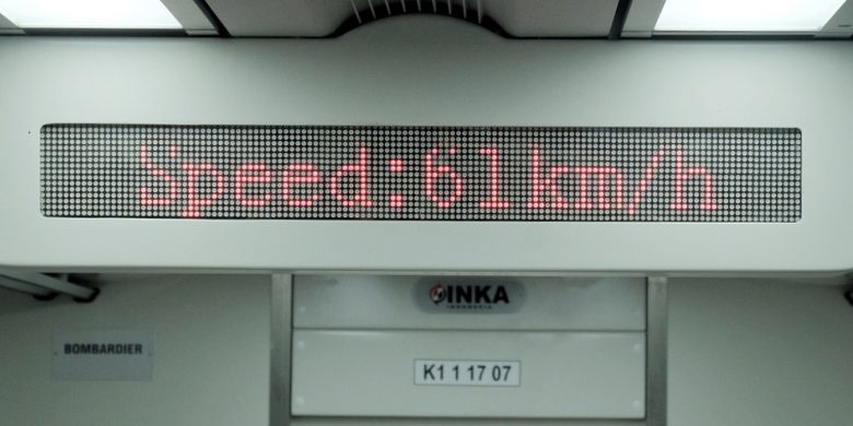 Papan pengununan elektronik untuj menampilkan kecepatan dan temperatur ruangan di KRL Bandara Soekarno Hatta