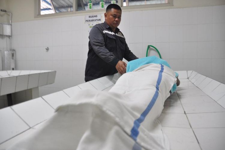  Jasad Patkan (30) warga Cemanggal, desa Munding, Kecamatan Bergas, Kabupaten Semarang berada di ruang jenazah RS Ken Saras usai ditemukan pencari rumput. 