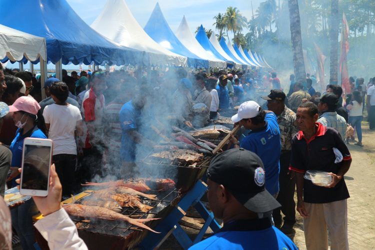 Festival Ayo Makan Ikan yang diselenggarakan bersamaan dengan Festival Bahari Raja Ampat 2017. Ratusan warga menyantap ikan yang dibakar sepanjang 70 meter.