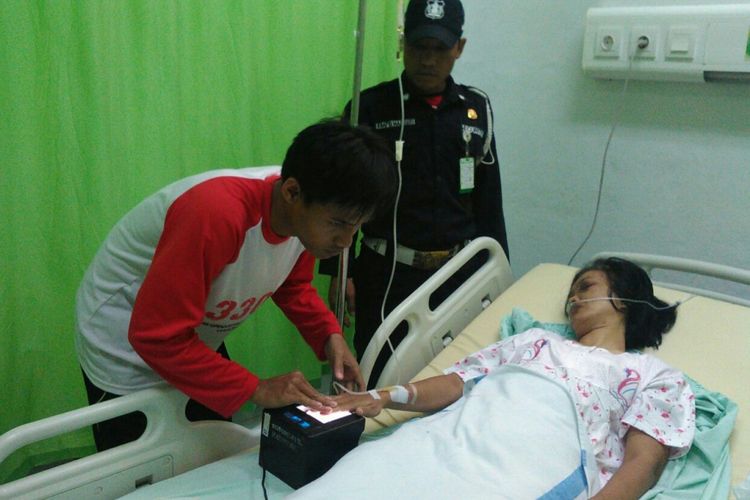 Petugas mengambil sidik jari sosok wanita tanpa identitas yang ditemukan di perairan lepas pantai Karanggadung, Kecamatan Petanahan, Kebumen, Jawa Tengah, Jumat (20/10/2017) pagi.