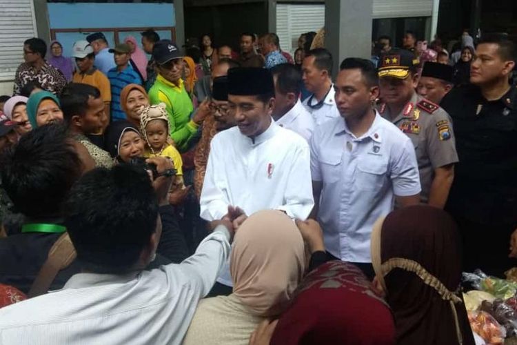 Presiden Joko Widodo (tengah) saat berkunjung ke Pasar Sidoharjo, Lamongan, Senin (19/11/2018).