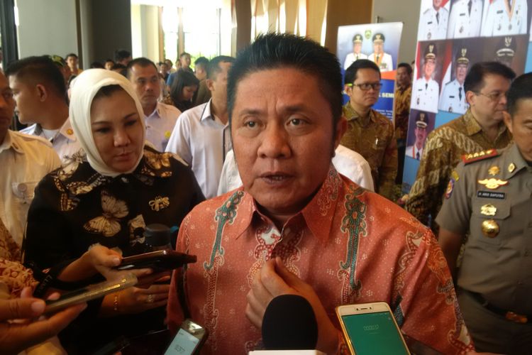 Gubernur Sumatera Selatan Herman Deru usai menghadiri acara Musrenbang RKPD di hotel Santika Primer Palembang, Sumatera Selatan, Rabu (24/4/2019)