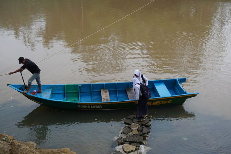 Mengikuti UNBK, siswa SMP harus menyeberang dengan perahu di Dusun Jelok, Desa Beji, Kecamatan Patuk, Gunung Kidul.