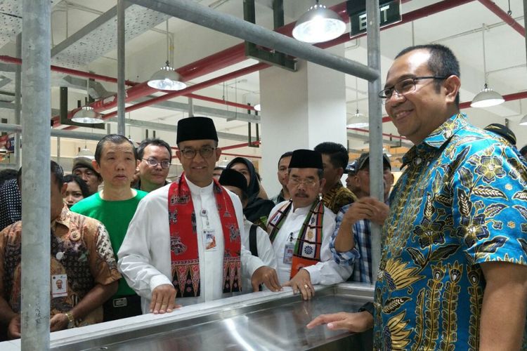 Gubernur DKI Jakarta Anies Baswedan saat meninjau Pasar Senen Blok III yang baru direnovasi, Jumat (29/12/2017).