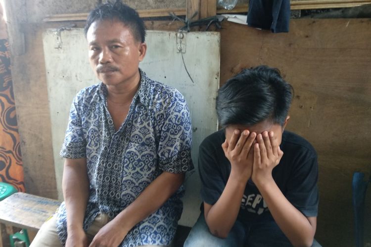 Sudirman dan anaknya AJ, korban persekusi di Bekasi Utara saat ditemui Kamis (12/4/2018). 