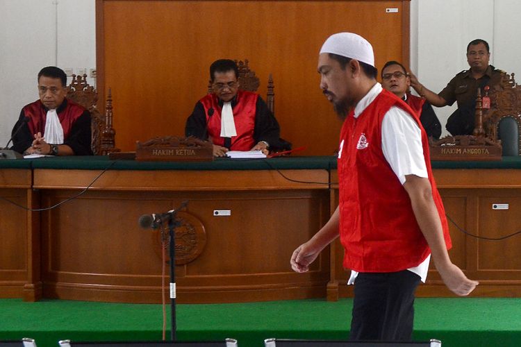 CEO Abu Tours Hamzah Mamba memasuki ruang sidang di Pengadilan Negeri Makassar, Sulawesi Selatan, Senin (28/01/2019). Hamzah Mamba divonis 20 tahun penjara dengan denda Rp500 juta karena dinilai terbukti melakukan penggelapan dan pencucian uang milik calon jamaah Umrah Abu Tours senilai Rp 1,2 triliun. ANTARA FOTO/Sahrul Manda Tikupadang/ama.