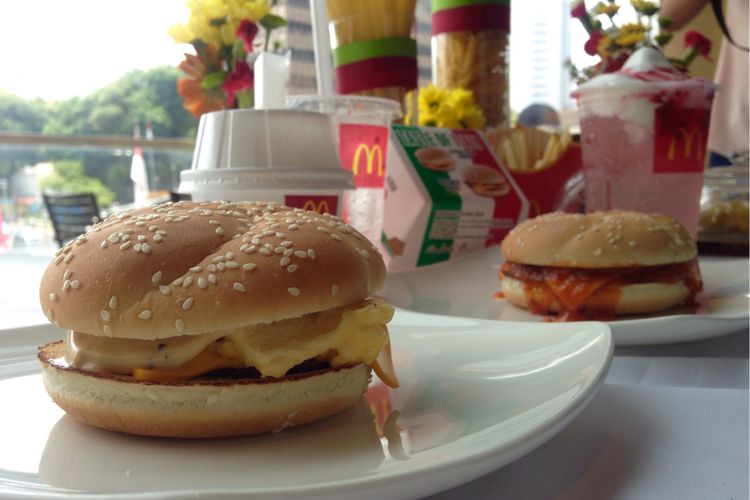 McDonalds menghadirkan dua varian menu burger baru yakni Alfredo Italian dan Bolognese Burger, Selasa (31/10/2017)