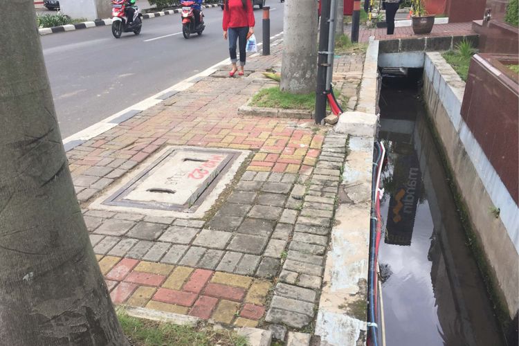 Meski telah disediakan boks utilitas, sejumlah perusahaan di Jakarta masih menjadikan saluran air sebagai tempat menyalurkan kabel utilitas milik mereka. Foto diambil di Jalan HR Rasuna Said, Jakarta Selatan, Jumat (15/12/2017).