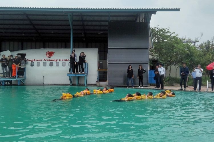 Para pramugari tengah mengikuti pelatihan emergency di Angkasa Training Center, Balaraja, Banten, Senin (12/11/2018).