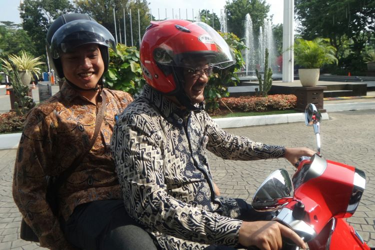 Gubernur DKI Jakarta Djarot Saiful Hidayat naik Vespa ke Balai Kota DKI Jakarta, Jalan Medan Merdeka Selatan, Jumat (6/10/2017). 
