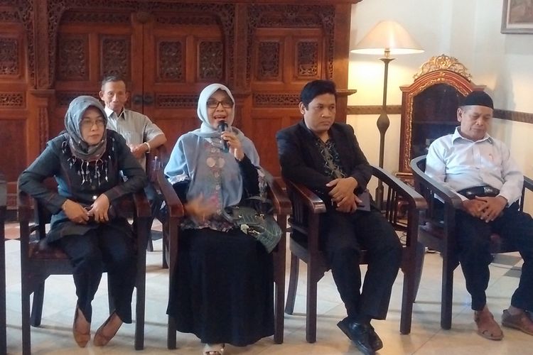 Pemandu acara Siraman dan Midodareni pernikahan putri presiden Jokowi, Kahiyang Ayu dan Boby Nasution, Widarsih Suranto menjelaskan prosesi siraman di Gedung Graha Saba Buana Solo, Rabu ( 1/11/2017) siang. 