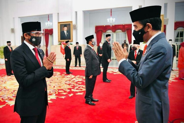 Presiden Joko Widodo mengucapkan selamat usai melantik Sandiaga Uno sebagai Menteri Pariwisata dan Ekonomi Kreatif