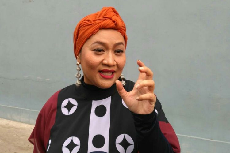 Presenter dan artis peran Tike Priatnakusumah saat ditemui di kawasan Mampang, Jakarta Selatan, Rabu (13/2/2019).