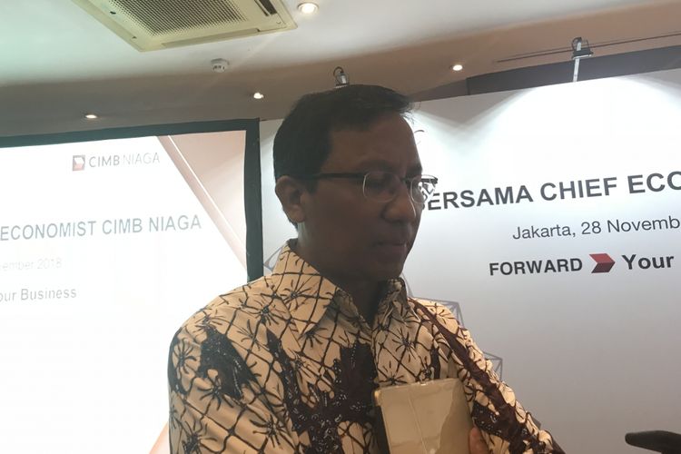 Chief Economist PT Bank CIMB Niaga Tbk (CIMB Niaga) Adrian Panggabean di Grha CIMB Jakarta, Rabu (28/11/2018)