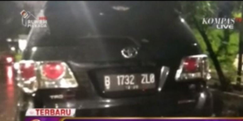 Diduga mobil Ketua DPR RI Setya Novanto menabrak tiang listrik, Kamis (16/11/2017) malam.