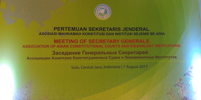 Spanduk besar terkait Pertemuan Sekretaris Jenderal Mahkamah Konstitusi dari 12 negara anggota AACC, Senin (7/8/2017), di Solo, Jawa Tengah.