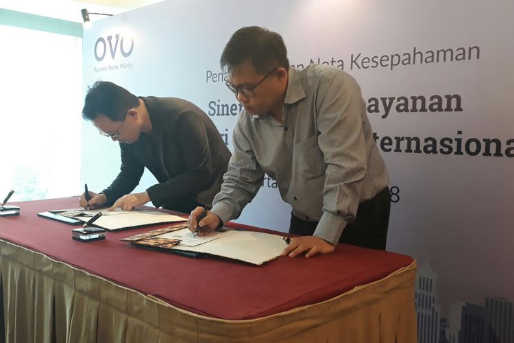 Penandatanganan kerja sama antara PT Bank Mandiri (Persero) Tbk dengan PT Visionet Internasional (OVO) di Hotel JS Luwansa Jakarta, Kamis (29/3/2018).