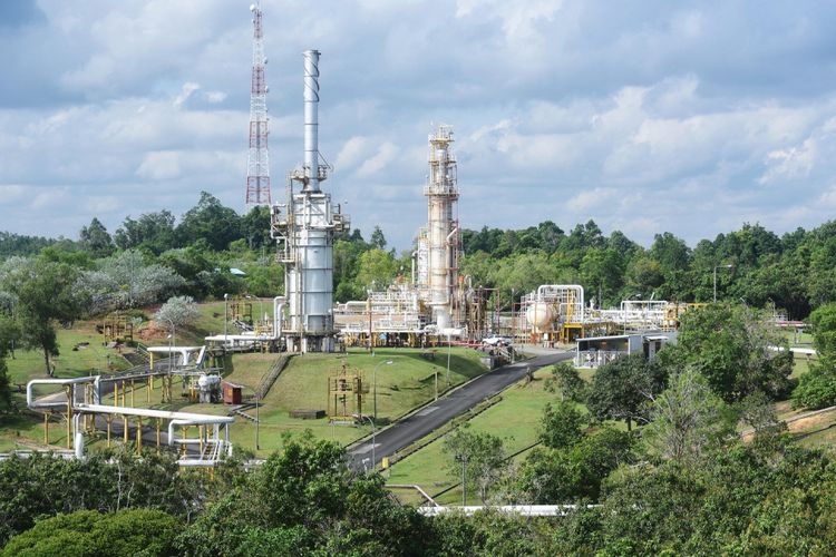 Suasana Tempat Pengolahan Kondensat di Lapangan Senipah, Peciko dan South Mahakam (SPS) yang merupakan tempat pengolahan minyak dan gas bumi dari Blok Mahakam, Kutai Kartanegara, Rabu (27/12). Pertamina akan mengambil alih pengelolaan Blok Mahakam dari Total E&P Indonesie mulai 1 Januari 2018. ANTARA FOTO/Akbar Nugroho Gumay/nz/17