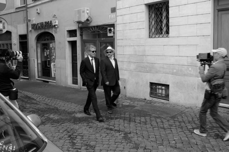 Anthony Bourdain dan kru syuting program No Reservations di Roma, Italia. 