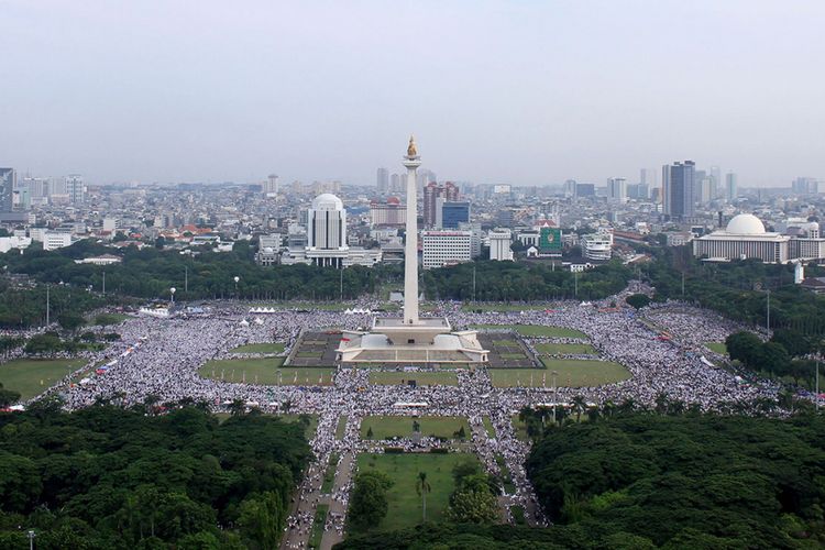 Umat muslim mengikuti aksi reuni 212 di Monas, Jakarta, Minggu (2/12/2018). Jutaan orang turut dalam acara Reuni Akbar 212 yang diselenggarakan di kawasan Monas tersebut, diketahui sekitar 20.000 personel gabungan dari TNI, Polri, dan pemerintah daerah membantu pengamanan acara.