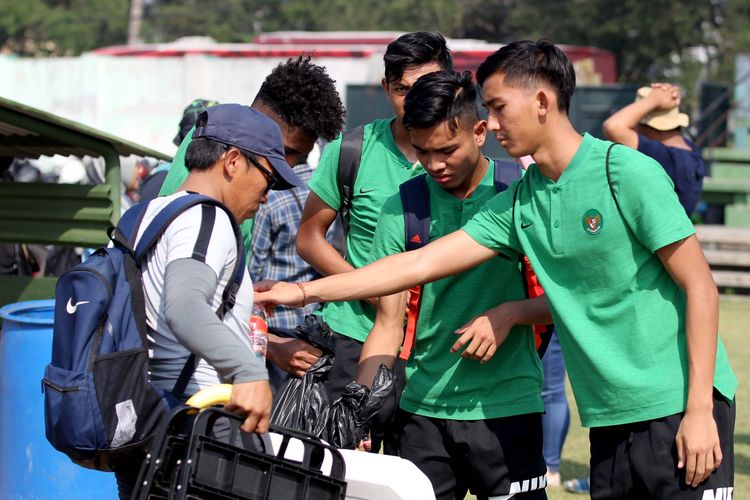 Pemain Timnas U-19 yang memperoleh jadwal piket harian tim membantu kitman saat latihan di Stadion Jenggolo Sidoarjo, Jawa Timur, Rabu (16/07/2019) pagi.