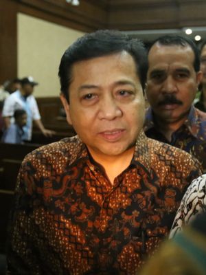 Ketua DPR Setya Novanto (tengah) meninggalkan ruang persidangan usai bersaksi di persidangan kasus dugaan korupsi e-KTP, di Pengadilan Tipikor Jakarta, Jumat (3/11/2017). Hari ini, Novanto hadir menjadi saksi untuk terdakwa pengusaha Andi Agustinus alias Andi Narogong