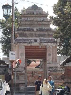 

Pintu gerbang masuk kompleks Masjid Gede Mataram dan makam raja-raja Mataram. (KOMPAS/SRI REJEKI) 
